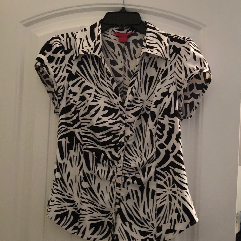 Sunny Leigh cap sleeve button down top.